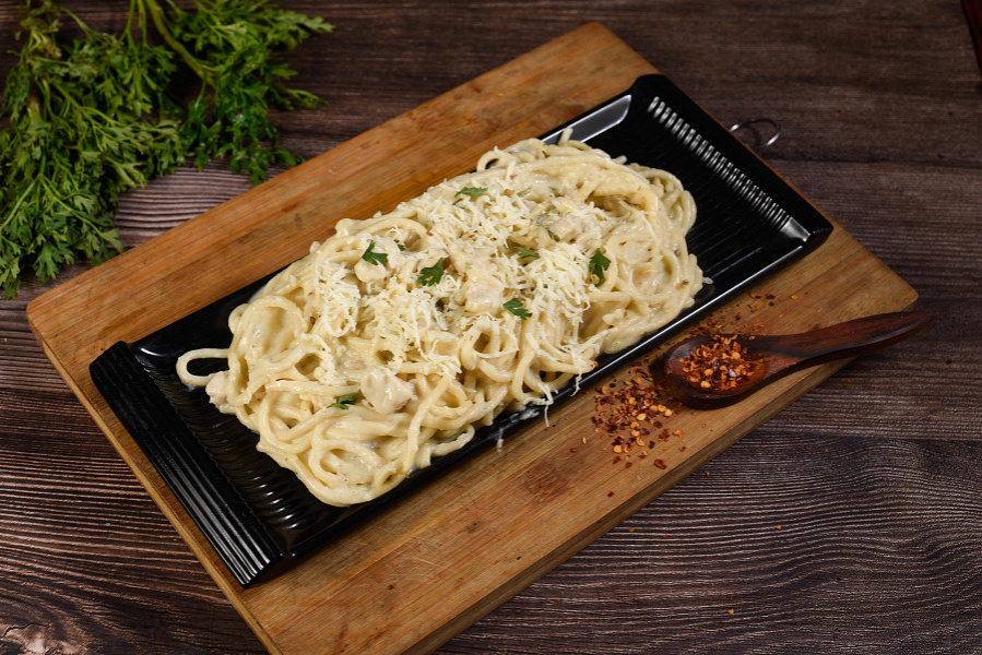 Chicken Spaghetti Alfredo (Spicy White Sauce & Cheese)