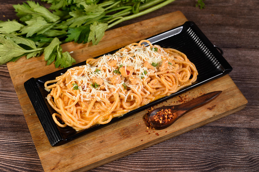 Chicken Spaghetti Arrabiata (Spicy Red Sauce & Cheese)