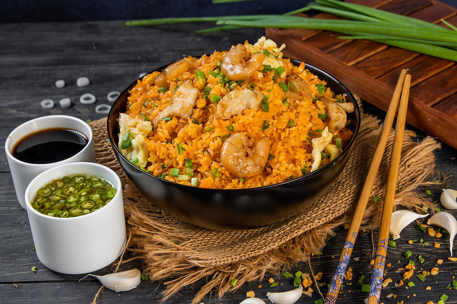 Mix Chilli Garlic Fried Rice (Egg, Chicken And Prawns)