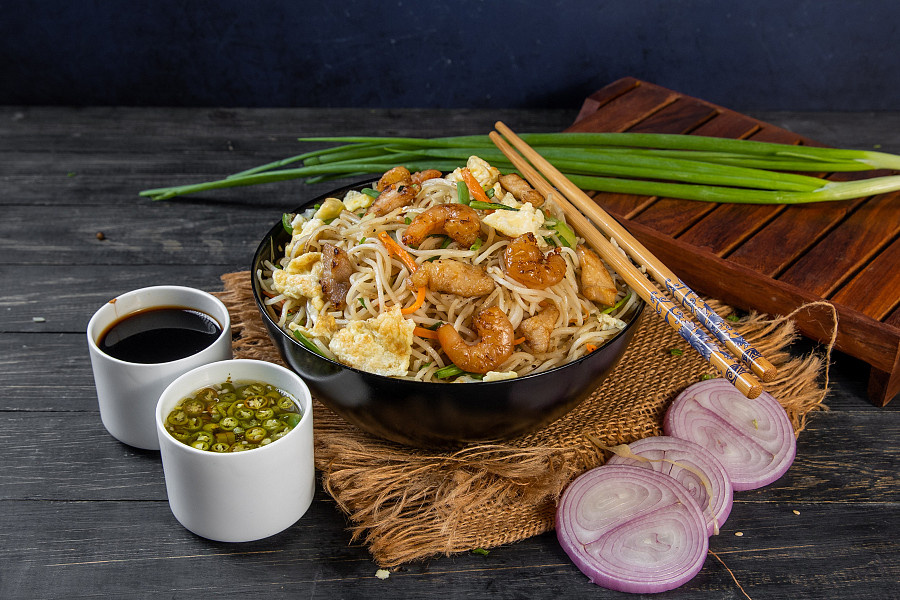 Mix Hakka Noodles (Egg, Chicken And Prawns)