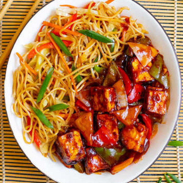 Chilli Paneer 4Pc + Veg Noodles 500 Ml