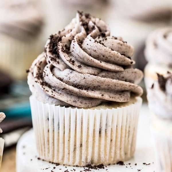 Cookies And Cream Cupcake (Truffle Filling)