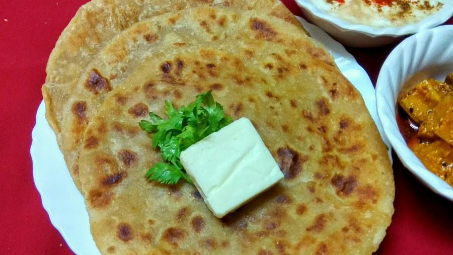 Aloo Pyaz Paratha With Curd